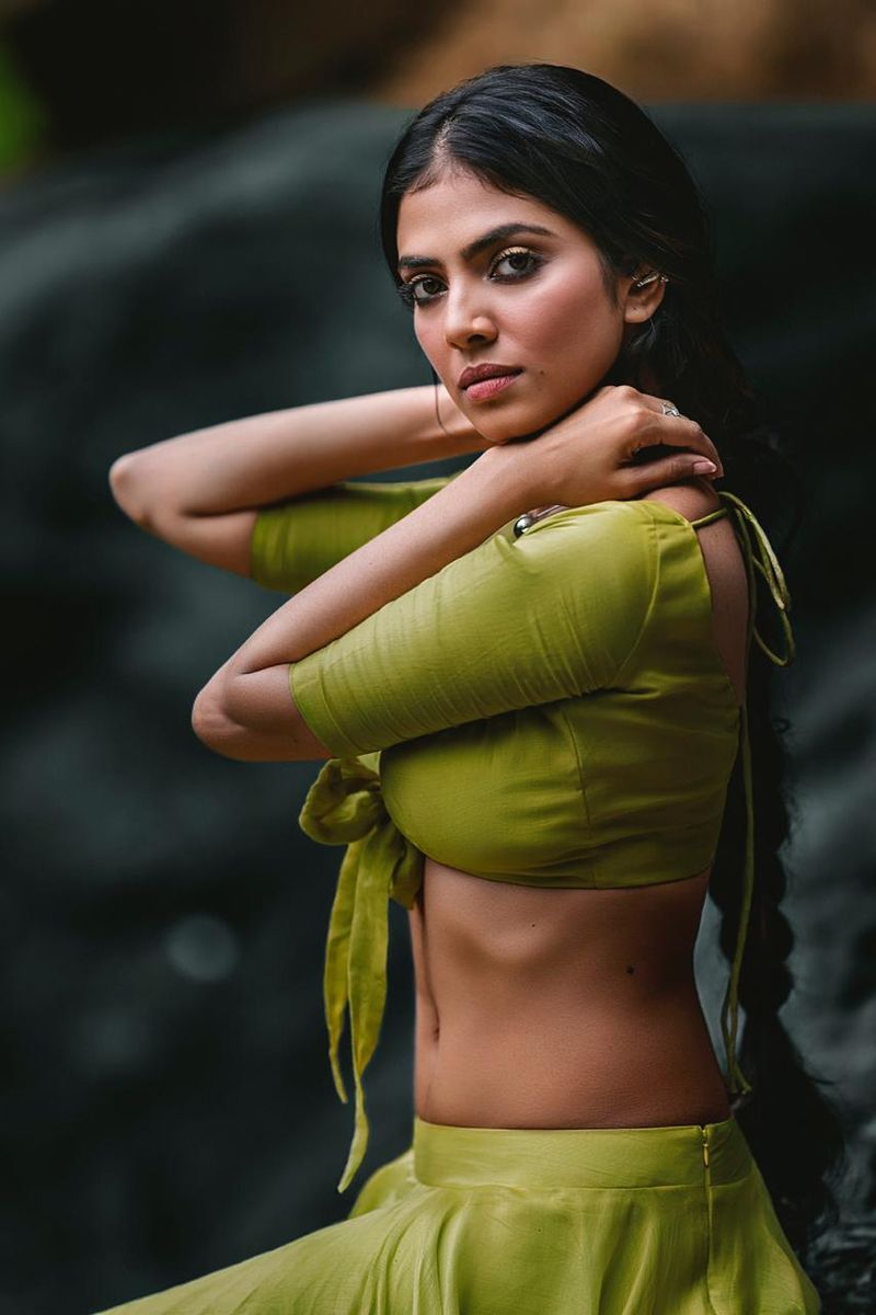 லோகேஷ் கனகராஜ் இயக்கத்தில் மாளவிகா மோகனன் விஜய்க்கு ஜோடியாக நடித்த ‘மாஸ்டர்’ திரைப்படம் கடந்த ஜனவரி 13ம் தேதி அன்று வெளியானது. படத்தில் சில காட்சிகளில் மட்டுமே நடித்திருந்தாலும் மாளவிகா மோகனன் மனதை அள்ளி இருப்பதாக ரசிகர்கள் தெரிவித்தனர். 