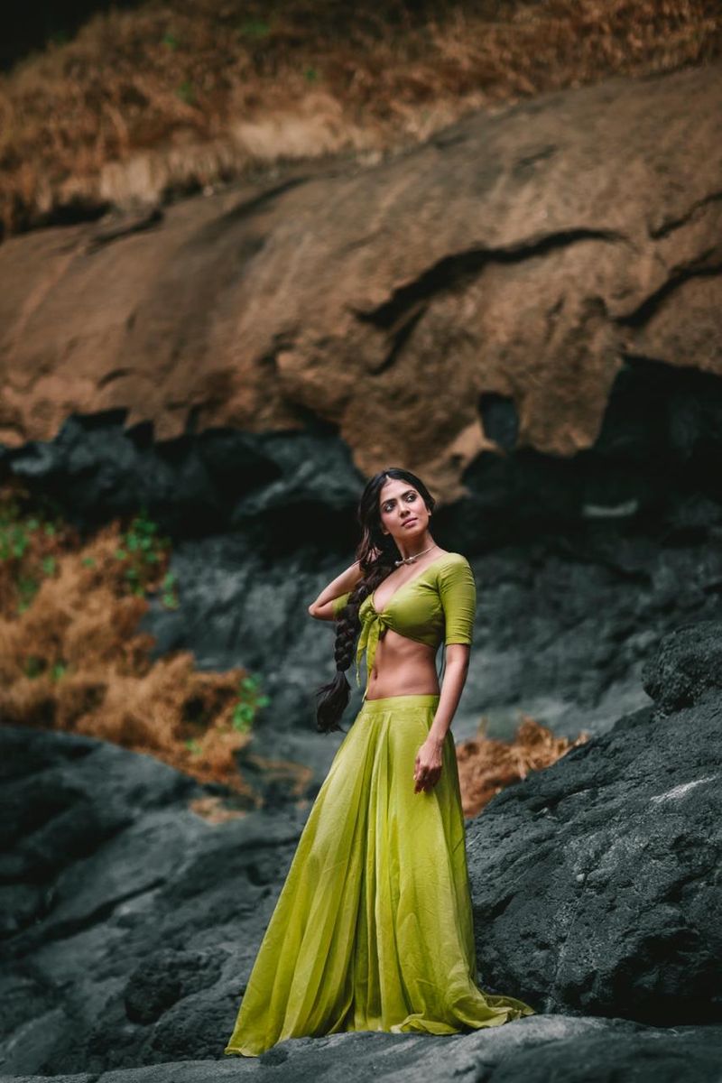 
அடுத்ததாக தனுஷுடன் கைகோர்த்திருக்கும் மாளவிகா மோகனன், அடுத்தடுத்து பட வாய்ப்புகளை அள்ளிக்குவிப்பதற்காக ஹாட் போட்டோ ஷூட்களை நடத்துவது வழக்கமான விஷயம். 
