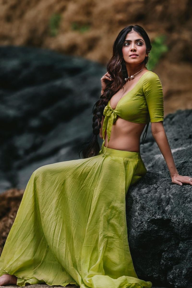 நீச்சல் உடையில் ஆரம்பித்து குட்டை டவுசர் வரை மாளவிகா மோகனன் அணியாத கவர்ச்சி உடைகளோ?, கொடுக்காத அதிரிபுதிரி போஸ்களோ? கிடையாது. 