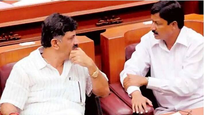 Ramesh Jarkiholi Close aide Meets DK shivakumar snr Ramesh Jarkiholi Close aide Meets DK shivakumar snr