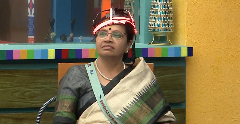 എല്ലാവരോടും കൃത്യമായി കാര്യങ്ങള് പറയാനാകാറുണ്ടോയെന്നായിരുന്നു മാന്ത്രിക കസേരയിലിരുന്ന ഭാഗ്യലക്ഷ്മിയോട് ഡിംപലിന് ചോദിക്കാനുണ്ടായത്. ഇല്ലെന്നായിരുന്നു മറുപടി. പല കാര്യങ്ങളും അവഗണിക്കാറുണ്ട്. നേരിട്ട് പറയാൻ ആര്ജവമില്ലാത്തവര് അവിടെയും ഇവിടെയും ഇരുന്ന് തന്നെ കുറിച്ച് പറയാറുണ്ട്. അത് താൻ അവോയിഡ് ചെയ്യാറുണ്ട് എന്നും ഭാഗ്യലക്ഷ്മി പറഞ്ഞു. ഇന്നലെ മറക്കുന്നുവെന്ന് പറയാറുണ്ടല്ലോ, ഭയമായിട്ടാണോ എന്നായിരുന്നു ഫിറോസ്- സജ്ന ദമ്പതിമാരുടെ ചോദ്യം. ഗെയിം തുടങ്ങിയതു മുതല് നടന്ന കാര്യങ്ങള് മനസില് സൂക്ഷിച്ച് വെച്ച് ആയുധമായി ഉപയോഗിക്കുന്നവരാണ് എല്ലാവരും, എനിക്ക് അത് അറിയില്ല എന്നായിരുന്നു ഭാഗ്യലക്ഷ്മിയുടെ മറുപടി. ഇപ്പോഴും ഗെയിം അറിയില്ല. ബിഗ് ബോസില് മുമ്പ് നടന്ന കാര്യം എനിക്ക് ഓര്മയുണ്ടാകണമെന്നില്ല എന്ന് ആണ് പറഞ്ഞത്. കഴിഞ്ഞ പോയ കാര്യങ്ങളെ കുറിച്ച് ആലോചിക്കാറില്ല എന്നും ഭാഗ്യലക്ഷ്മി പറഞ്ഞു.