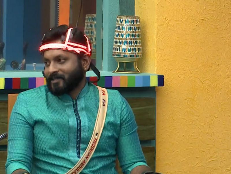 മണിക്കുട്ടൻ ആണ് തനിക്ക് എതിരാളിയായി തോന്നുന്നത്, മത്സരിക്കാൻ തോന്നുന്ന പ്ലാനുകള് എന്നായിരുന്നു കിടിലൻ ഫിറോസിന്റെ മറുപടി.