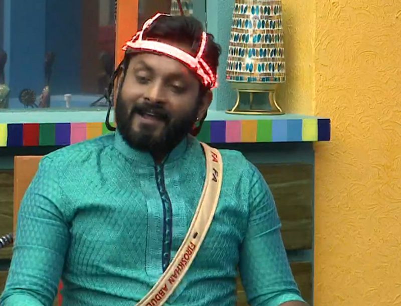 കിടിലൻ ഫിറോസ് ഒളിച്ചുകളിയാണ് ചെയ്യുന്നത്, ഒറ്റയ്ക്ക് കളിക്കാൻ പറ്റുന്നില്ല, ധൈര്യം പോര, കൂട്ടത്തെ ഉണ്ടാക്കി കളിക്കുക എന്നായിരുന്നു ഫിറോസ് ഖാൻ- സജ്ന ദമ്പതിമാരുടെ ചോദ്യം. ഇങ്ങനെ താങ്കള്ക്ക് തോന്നിപ്പിച്ചത് എന്റെ വിജയമായിട്ട് താൻ കാണുന്നുവെന്നായിരുന്നു കിടിലൻ ഫിറോസിന്റെ മറുപടി.