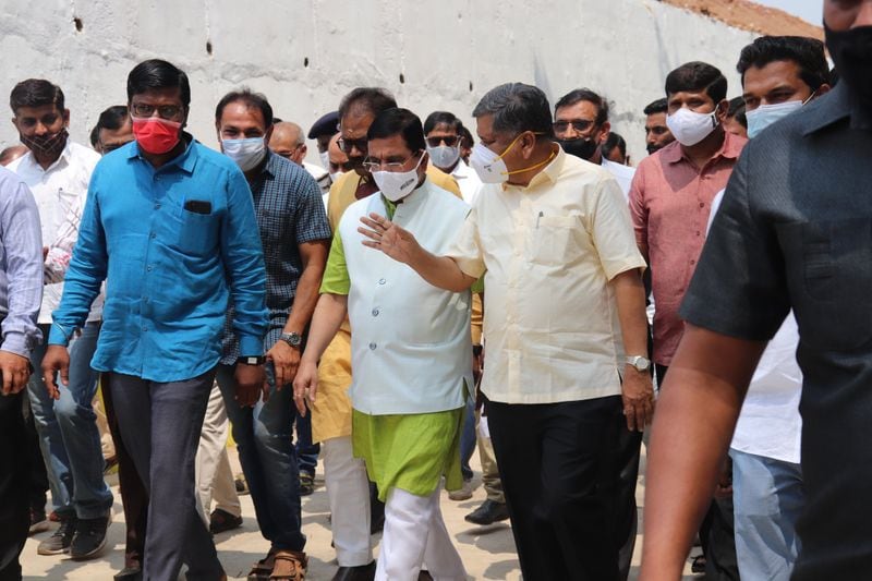 ತಾರಿಹಾಳದಲ್ಲಿ 150 ಕೋಟಿ ವೆಚ್ಚದಲ್ಲಿ ಕ್ರೀಡಾ ಸಮುಚ್ಛಯ ನಿರ್ಮಿಸಲಾಗುವುದು. ಎಲ್ಲ ಕ್ರೀಡೆಗಳಿಗೂ ಪ್ರೋತ್ಸಾಹ ನೀಡಲಾಗುವುದು. ಅದರ ಪಕ್ಕದಲ್ಲೇ ಕ್ರೀಡಾಶಾಲೆಯನ್ನು ಪ್ರಾರಂಭಿಸಲು ಚಿಂತನೆ ನಡೆದಿದೆ. ಈ ಬಗ್ಗೆ ಶೀಘ್ರವಾಗಿ ಸಚಿವ ಶೆಟ್ಟರ್ ಸೇರಿದಂತೆ ಸಂಬಂಧಪಟ್ಟವರೊಂದಿಗೆ ಚರ್ಚಿಸಿ ಅಂತಿಮ ನಿರ್ಧಾರ ಕೈಗೊಳ್ಳಲಾಗುವುದು ಎಂದು ನುಡಿದರು.