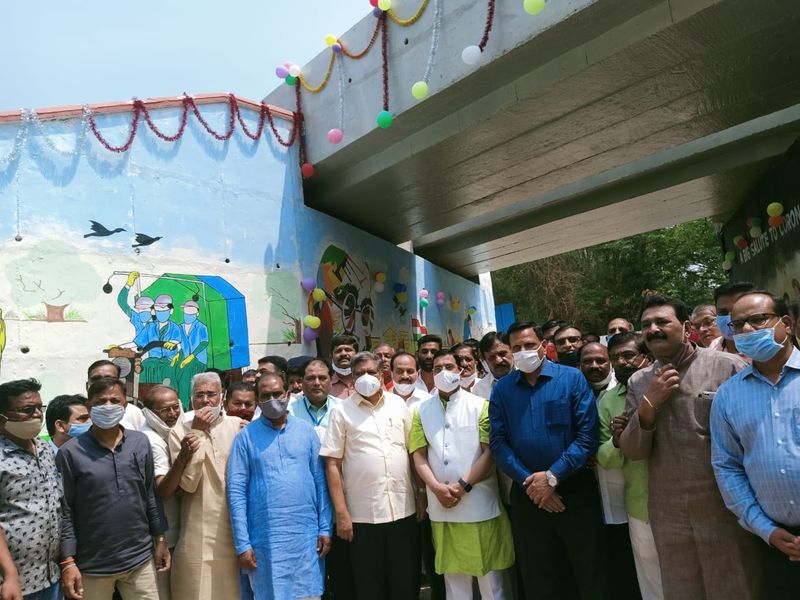 ಕಾರ್ಯಕ್ರಮದಲ್ಲಿ ವಿಧಾನ ಪರಿಷತ್ ಸಭಾಪತಿ ಬಸವರಾಜ ಹೊರಟ್ಟಿ, ವಿಧಾನ ಪರಿಷತ್ ಸದಸ್ಯರಾದ ಎಸ್.ವಿ. ಸಂಕನೂರು, ಪ್ರದೀಪ ಶೆಟ್ಟರ್, ನೈಋುತ್ಯ ರೈಲ್ವೆ ವಲಯದ ಮಹಾಪ್ರಬಂಧಕ ಅಜಯಕುಮಾರ ಸಿಂಗ್, ಮಾಜಿ ಶಾಸಕ ಬಿ.ಆರ್. ಪಾಟೀಲ, ರಾಮಕೃಷ್ಣಾಶ್ರಮದ ರಘುವೀರಾನಂದ ಶ್ರೀ, ನಿರ್ಭಯಾನಂದ ಶ್ರೀ, ವಿಜಯಾನಂದ ಶ್ರೀ ಉಪಸ್ಥಿತರಿದ್ದರು.