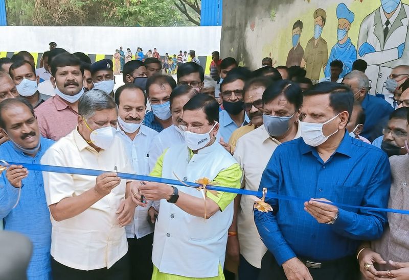 ಸಚಿವ ಜಗದೀಶ ಶೆಟ್ಟರ್ ಮಾತನಾಡಿ, ನಗರದ ಉಣಕಲ್ ಕೆರೆಯಲ್ಲಿರುವ ವಿವೇಕಾನಂದರ ಮೂರ್ತಿ ಚಿಕ್ಕದಾಗಿದ್ದು, ಅದನ್ನು ತೆಗೆದು ಭವ್ಯವಾದ ಮೂರ್ತಿ ಪ್ರತಿಷ್ಠಾಪಿಸಬೇಕಿದೆ. ಇದರಿಂದ ಕೆರೆ ಸುತ್ತಲಿನ ಪ್ರದೇಶ ಪ್ರವಾಸಿ ತಾಣವಾಗಲಿದೆ ಎಂದು ಹೇಳಿದರು. ಉಣಕಲ್ ಕೆರೆಯಲ್ಲಿ ವಿವೇಕಾನಂದರ ಪುತ್ಥಳಿ ನಿರ್ಮಿಸಬೇಕೆಂಬುದು ತಮ್ಮ ಕನಸು. ಅದನ್ನು ಈಡೇರಿಸುತ್ತೇವೆ ಎಂದು ನುಡಿದರು.