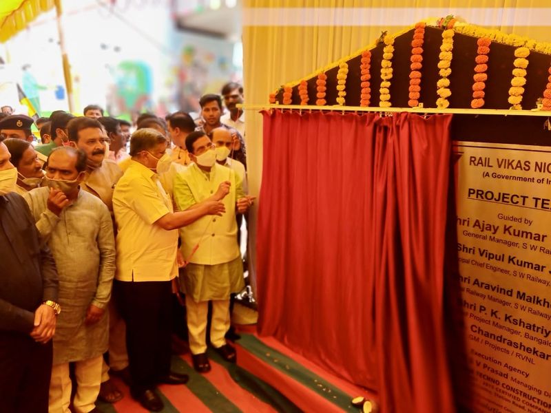 ಹುಬ್ಬಳ್ಳಿಯಿಂದ ಬೆಂಗಳೂರಿಗೆ ರೈಲಿನಲ್ಲಿ ತಲುಪಲು ಸದ್ಯ ಎಂಟು ತಾಸು ಬೇಕಾಗುತ್ತಿದೆ. ಸೂಪರ್ ಫಾಸ್ಟ್ ರೈಲು ಆರಂಭವಾದರೆ, ನಾಲ್ಕೂವರೆ ತಾಸಿನಲ್ಲಿ ಬೆಂಗಳೂರು ತಲುಪಬಹುದು. ಇದರಿಂದ ಪ್ರಯಾಣಿಕರ ಸಮಯ ಸಹ ಉಳಿತಾಯವಾಗಲಿದೆ ಎಂದ ಅವರು, ಕೇಂದ್ರ ಸಚಿವ ಪಿಯೂಷ್ ಗೋಯಲ್ ಮೌಖಿಕವಾಗಿ ಸಮ್ಮತಿ ಸೂಚಿಸಿದ್ದು, ಮುಂದಿನ ಆರು ತಿಂಗಳ ಒಳಗೆ ಅದಕ್ಕೆ ಚಾಲನೆ ನೀಡಲಾಗುವುದು ಎಂದರು. ಮುಂದೆ ಬೆಳಗಾವಿಗೂ ಈ ರೈಲನ್ನು ವಿಸ್ತರಿಸಲಾಗುವುದು ಎಂದು ನುಡಿದ ಜೋಶಿ