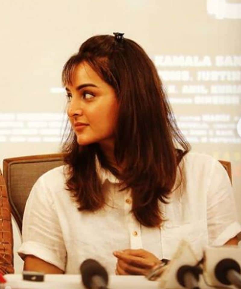 <p>ಚತುರ್ಮುಖಮ್ ಅವರ ಪ್ರೆಸ್ ಮೀಟ್ಗೆ ಅವರು ಬಿಳಿ ಶರ್ಟ್ ಮತ್ತು ಕಪ್ಪು ಬಣ್ಣದ ಸ್ಕರ್ಟ್ ಧರಿಸಿದ್ದರು.</p>