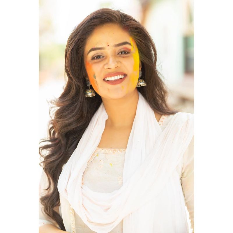 ఇక శ్రీముఖి వయసు 29కాగా అప్పుడే పెళ్లి చేసుకోను అంటుంది. 35ఏళ్ళు వచ్చే వరకు పెళ్లి చేసుకునే ఆలోచన లేదని తెగేసి చెప్పింది శ్రీముఖి.