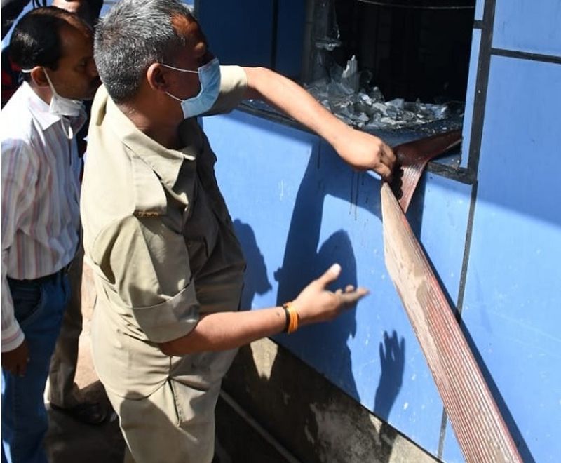 मुख्यमंत्री ने यह निर्देश भी दिए हैं कि पहले की तरह सभी सभी अस्पतालों में आग से निपटने के इंतजामों की जांच की जाए। वहीं, एसीपी महेंद्र सिंह ने बताया कि ग्राउंड फ्लोर के सभी मरीजों को सुरक्षित निकाल लिया गया है।