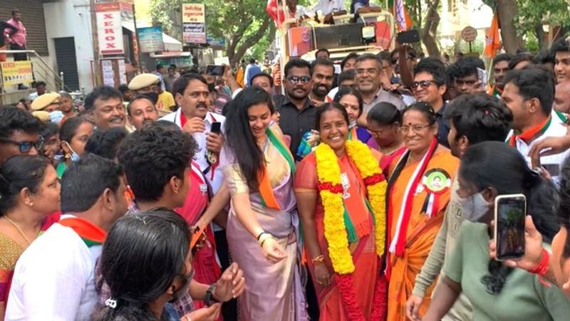 சமீபத்தில் நடந்து முடித்த சட்டமன்ற தேர்தலில், பாஜக கட்சி வேட்பாளர்களுக்கு ஆதரவாக பிரச்சாரம் மேற்கொண்டார். 