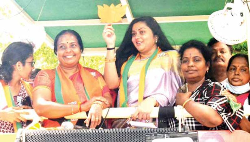 கொஞ்சும் தமிழில்... ரசிகர்களுக்காக தமிழிலும் நமீதா பிரச்சாரம் செய்வது ஹை லைட்.