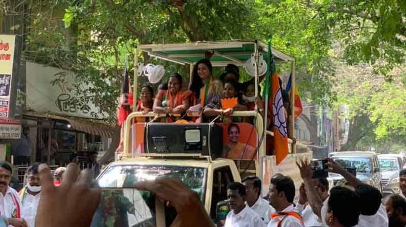 மற்ற நட்சத்திர பேச்சாளர்கள் போல் இல்லாமல், சற்று வித்தியாசமாக களத்தில் இறங்கி டான்ஸிலும் கலக்கி வருகிறார் நமீதா.