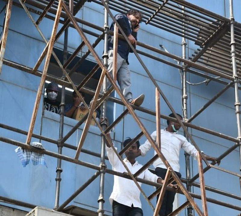 बताते चले कि आग लगने के बाद कार्डियोलॉजी के सफाई कर्मचारियों ने साहस का परिचय दिया। आग लगते ही सभी सफाई कर्मचारी मरीजों को अस्पताल के स्टॉफ की मदद से बाहर निकालने में जुट गए। इस दौरान कुछ कर्मचारियों की हल्की चोटें भी आई हैं।