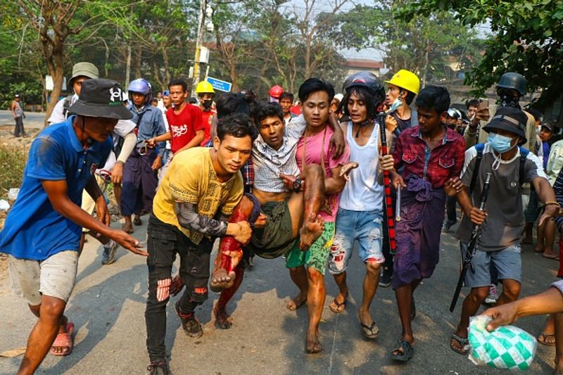 കൊല്ലപ്പെട്ടവരില് കുഞ്ഞുങ്ങളും: ഫെബ്രുവരി ഒന്ന് മുതല് നടക്കുന്ന പ്രക്ഷോഭത്തില് കൊല്ലപ്പെട്ടവരില് കുഞ്ഞുങ്ങളും ഉള്പ്പെടുന്നു. പതിനാലുകാരിയായ പാന് എയ് പ്യൂവിന്റെ അമ്മ പറയുന്നത്, പട്ടാളം തങ്ങളുടെ തെരുവിലേക്ക് വരുന്നത് കണ്ടപ്പോള് തന്നെ വാതിലടക്കാന് ഓടിയിരുന്നു. പക്ഷേ, അപ്പോഴേക്കും വൈകിപ്പോയി. ഒരുനിമിഷത്തിനുശേഷം അവര്ക്ക് അവരുടെ മകളുടെ രക്തത്തില് കുളിച്ച ശരീരം താങ്ങേണ്ടി വന്നു. ആദ്യം മകള് തളര്ന്നു വീഴുകയാണ് എന്നാണ് കരുതിയത്. എന്നാല്, പിന്നീടാണ് ശരീരത്തില് രക്തം കാണുന്നത്. പട്ടാളത്തിന്റെ വെടിയേറ്റ് അവള് കൊല്ലപ്പെട്ടു. 