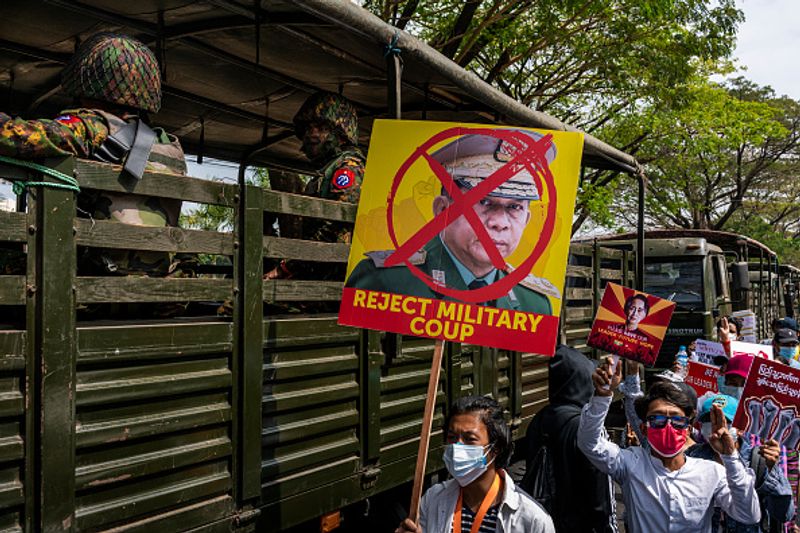 എന്നാല്, പട്ടാളം ഇതുവരെ കൊലപാതകങ്ങളെ കുറിച്ച് പ്രതികരിച്ചിട്ടില്ല. സായുധ സേനാ ദിനത്തില് ടിവി പ്രസംഗത്തിൽ പട്ടാള നേതാവ് മിൻ ഔങ് ഹേലിംഗ് പറഞ്ഞത്, 'ജനാധിപത്യം സംരക്ഷിക്കുന്നതിന് സൈന്യം മുഴുവൻ രാജ്യവുമായി കൈകോർക്കാൻ ആഗ്രഹിക്കുന്നു' എന്നാണ്. 'ആവശ്യങ്ങൾ ഉന്നയിക്കുന്നതിന് സ്ഥിരതയെയും സുരക്ഷയെയും ബാധിക്കുന്ന അക്രമപ്രവർത്തനങ്ങൾ അനുചിതമാണ്' എന്നും സൈന്യത്തിന്റെ നേതാവ് പറഞ്ഞു. 