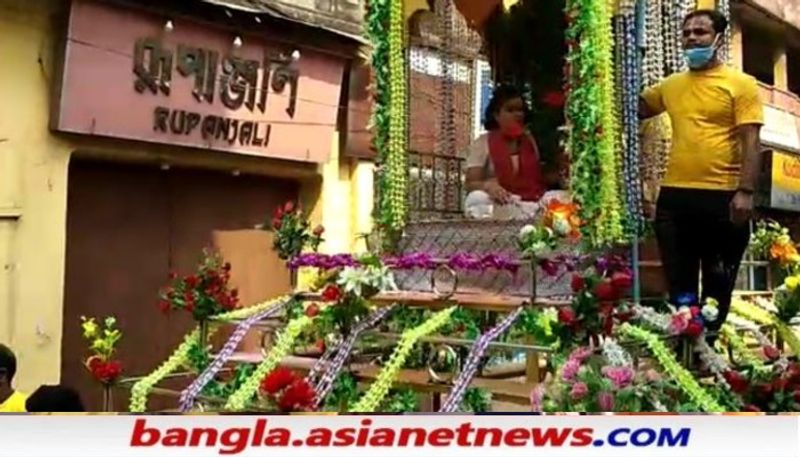 <p><br />
এছাড়া নবদ্বীপের গৌরাঙ্গ সেতু সহ পাড়ায় পাড়ায় চলছে মহাপ্রভু পূজার্চনা। প্রতিবছরের মত এবারও বিভিন্ন এলাকায় ভান্ডারা খুলে চলছে প্রসাদ বিতরণ।<br />
</p>