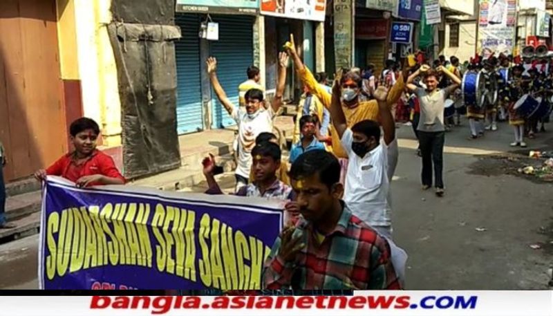 <p> আজ ভোর থেকে গৌরাঙ্গ মহাপ্রভুর মন্দির, জন্মস্থান আশ্রম সহ বিভিন্ন মঠ মন্দিরে শুরু হয়ে গেছে মঙ্গল আরতি, ভাগবত পাঠ, হোলি কীর্ত্তন ইত্যাদি। এদিন জন্মস্থান মন্দিরে আবির খেলায় মেতে উঠলেন ভক্তরা । <br />
</p>