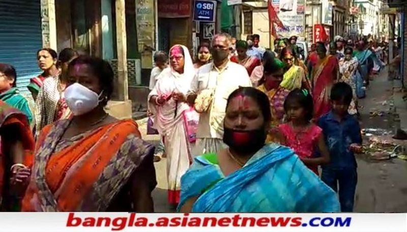 <p><br />
বিভিন্ন মঠ মন্দির থেকে পরিক্রমা বের হয়েছে। এছাড়া নবদ্বীপের গৌরাঙ্গ সেতুতেও চলছে মহাপ্রভু পুজা সহ নামকীর্তন বাউল গান ভক্তদের মধ্যে প্রসাদ বিতরণ। বিধায়ক পুন্ডরীকাক্ষ সাহা গৌরাঙ্গ মহাপ্রভুর মূর্তিতে মালা দিয়ে শ্রদ্ধা জানান।</p>