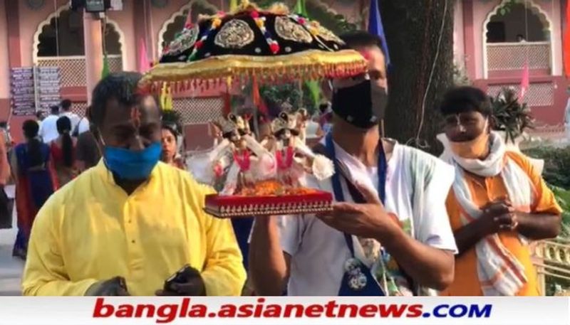<p><br />
পাশাপাশি হাতে দেওয়া হয় রুপোর বাঁশি। রুপোর থালা, গ্লাস, বাটিতে ভোগ নিবেদন করা হবে । শুধু গৌরাঙ্গ মহাপ্রভুর মন্দিরে নয়।প্রাচীন মায়াপুর গৌরাঙ্গ জন্মস্থান আশ্রম, নরহরি ধাম, সমাজ বাড়ি, সোনার গৌরাঙ্গ মন্দির, শ্রীকুঞ্জ শ্যামসুন্দর মন্দির ইত্যাদি মন্দিরেও বিভিন্ন অনুষ্ঠানে মধ্যে দিনটি উদযাপন করা হচ্ছে। <br />
</p>