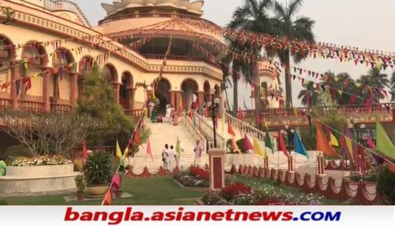 <p> কোন ভাণ্ডারা থেকে চা, কফি, বিস্কুট, শরবত, লুচি, আলুর দম, সুজি কোথাও আবার দুপুরে পুষ্পন্ন, বেগুনি ভাজা, পনির, কোথাও বা খিচুড়ি, আলুরদম ,পরমাণ্ন ইত্যাদি প্রসাদ ভক্তদের মধ্যে বিতরণ করা হচ্ছে। <br />
</p>