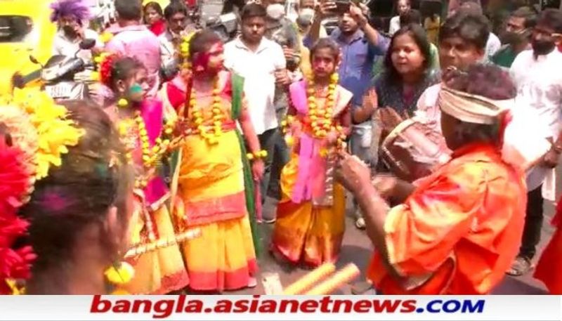 <p>দোল উৎসবে রাজনৈতিক নেতা-নেত্রীদের সঙ্গে শহরে-পাড়ায়-পাড়ায় মাতল কচি-কাচারাও</p>