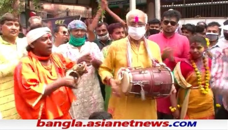 <p> </p>
<p> </p>
<p>হরিশ মুখার্জি রোড মল্লিক গেস্ট হাউসের সামনে ৭১ নম্বর ব্লক তৃণমূল কংগ্রেস পার্টি অফিসে দোল উৎসব উদযাপন করলেন ভবানীপুরের তৃনমূল পার্থী শোভন দেব চট্টোপাধ্যায়।</p>