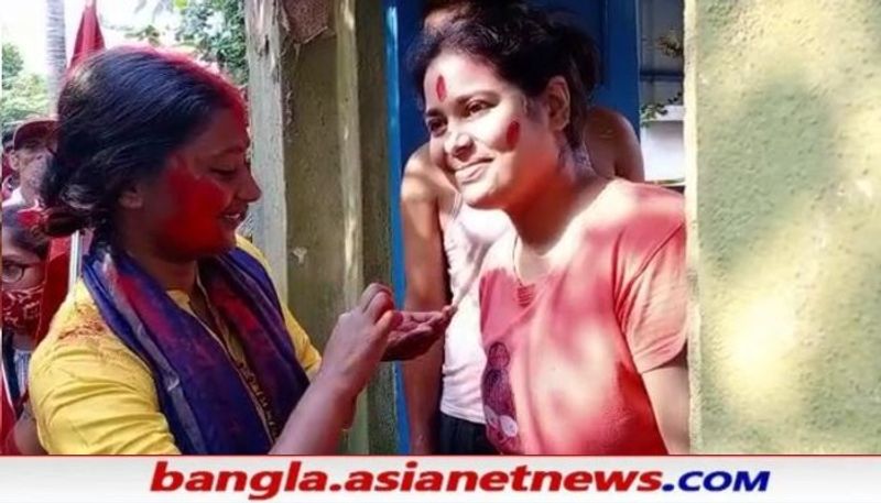 <p>এদিন সকালে প্রচার এর ফাঁকে কর্মী সমর্থক ও এলাকাবাসীর সঙ্গে আবির খেলে এবছরের বসন্ত উৎসব।</p>