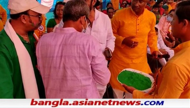 <p> রায়গঞ্জে দোল উৎসবে মেতে উঠেলেন তৃণমূলের কানাইলাল আগরওয়াল। </p>