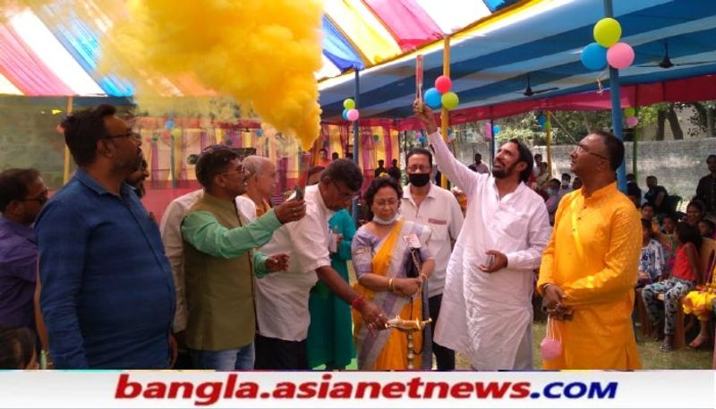 <p>রবিবার দোল উৎসব। একই সঙ্গে রাজ্যে প্রথম দফার পর দ্বিতীয় দফা ভোটের অপেক্ষায় সমস্ত রাজনৈতিক দল।</p>