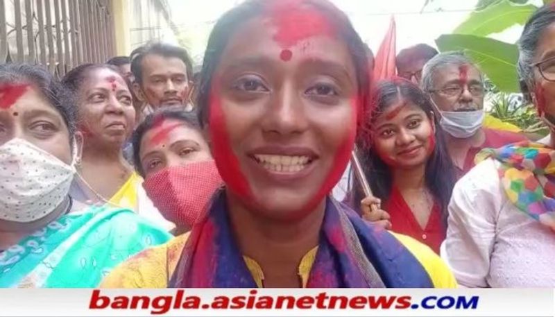 <p> প্রচার ও উৎসব একসঙ্গেই চালালেন বালির সিপিআইএম প্রার্থী দীপ্সিতা ধর ।</p>