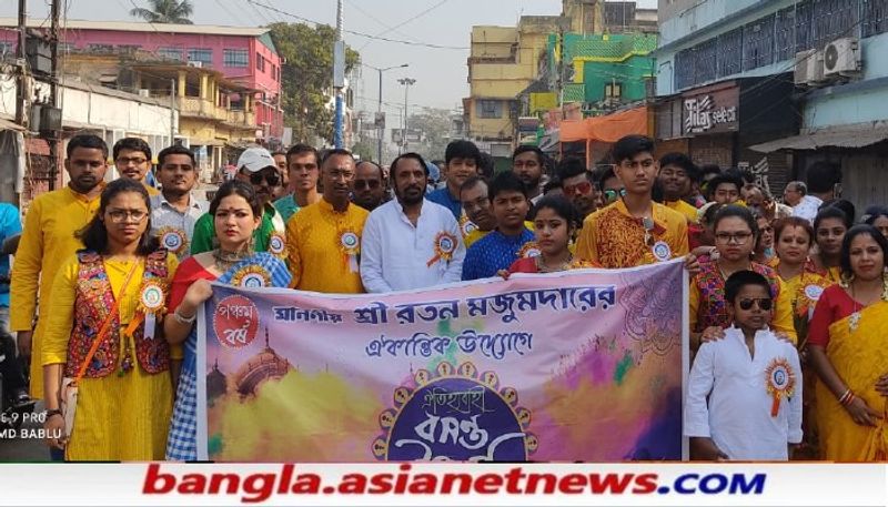 <p>তাই এদিন দোল উৎসবে মাতলেন, সঙ্গে প্রচারটাও সারলেন সব রাজনৈতিক নেতা-নেত্রীরা।</p>