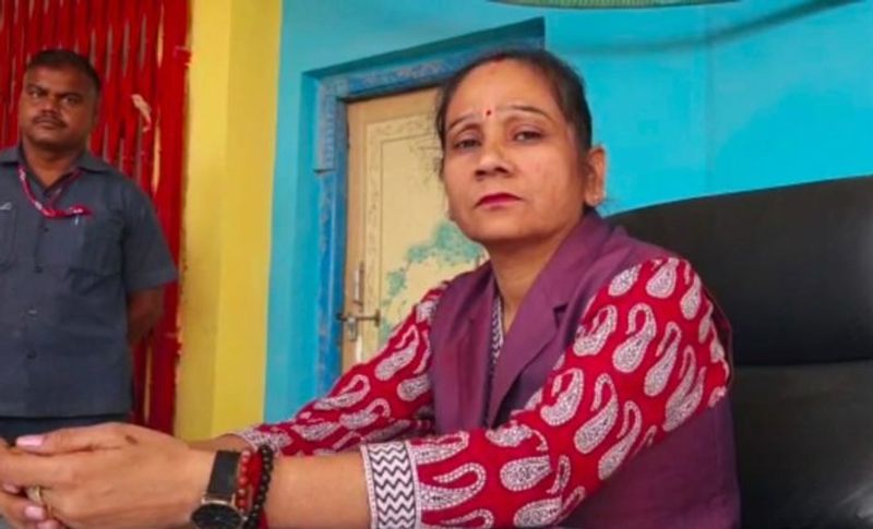 विधायक रामाई ने कही ये बात
विधायक रामबाई ने भी एक वीडियो शेयर किया है, जिसमें वह कह रही हैं कि मेरे पति गोविंद सिंह ने सरेंडर कर दिया है। अभी वह ग्वालियर में हैं। पुलिस ने उन्हें कुछ देर में दमोह लेकर पहुंचेगी। बता दें कि कुछ दिन पहले भी विधायक ने पति से अपील करते हुए कहा था कि ठाकुर साहब आप सरेंडर कर दीजिए। हम गलत नहीं हैं अदालत हमें न्याय देगी।