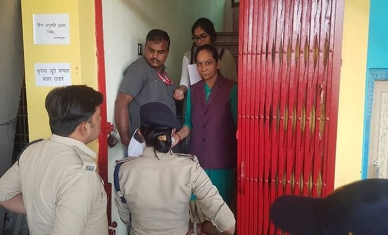 सरेंडर करने के पीछे सामने आ रहे बसपा कनेक्शन
बत दें कि आरोपी गोविंद सिंह को ग्वालियर STF ने उसे भिंड के बस स्टैंड से गिरफ्तार किया है। पुलिस सोमवार को उसे भोपाल अदालत में पेश कर सकती है। फिलहाल पुलिस इसको कुछ भी बोलने को तैयार नहीं है। गोविंद के भिंड में सरेंडर करने के पीछे पथरिया और भिंड का बसपा कनेक्शन सामने आ रहा है। दोनों ही जगह बसपा के विधायक हैं। भिंड में बसपा से संजीव सिंह कुशवाह विधायक हैं।
