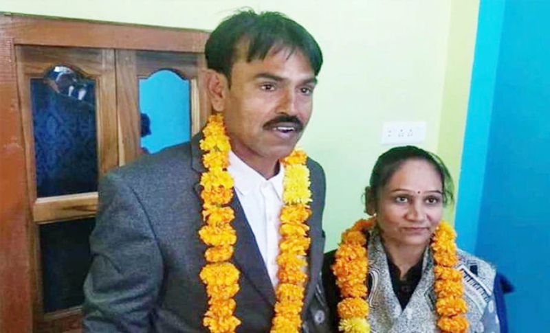'मैं दोषी हूं तो मुझे फांसी पर लटका दो'
गोविंद सिंह ने वीडियो जारी कर कहा कि उसका या उसके किसी परिवार के सदस्य का देवेंद्र चौरसिया हत्याकांड का से कोई लेना देना नहीं। मुझे इस बारे में कोई जानकारी नहीं है। इस मामले में राजनैतिक षड्यंत्र के तहत मुझे फंसाया गया है। मुझे न्याय नहीं मिल रहा है, मैं माननीय कोर्ट, हाई कोर्ट, सुप्रीम कोर्ट से निवेदन करना चाहता हूं मुझे इंसाफ दे, साथ ही दोषी पाया जाता हूं तो मुझे चौराहे पर फांसी के फंदे पर लटका दो।