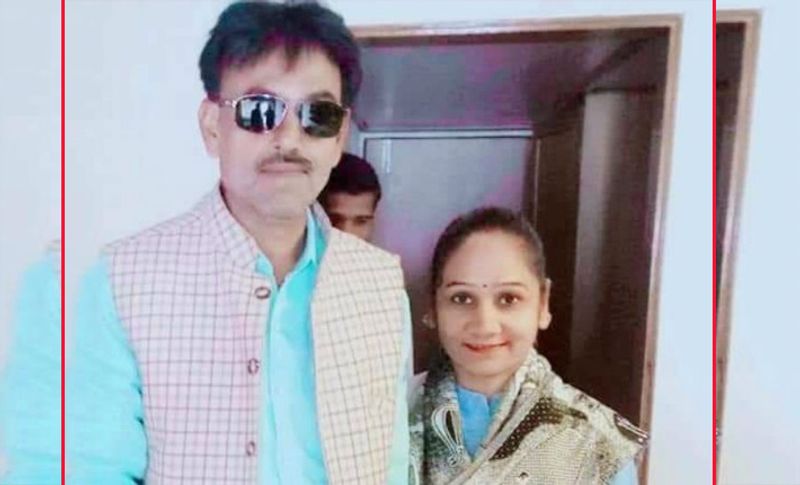 गिरफ्तारी पर था 50 हजार रुपए का इनाम
दरअसल, 2 महीने पहले हटा अदालत ने विधायक रामबाई के पति पर एफआइआर दर्ज कर उसे आरोपी माना था और उसके बाद से ही गोविंद सिंह फरार चल रहा था। उसे पकड़ने के लिए पुलिस ने 50 हजार रुपए का इनाम भी घोषित किया था। इतना ही नहीं इस मामले को लेकर सुप्रीम कोर्ट भी मध्य प्रदेश सरकार और कानून व्यवस्था को लेकर फटकार लगा चुकी हैं। जिसके बाद पुलिस पर दबाव बढ़ा और उसे गिरफ्तार करने के लिए पिछले कुछ दिन से लगातार छापा मारी कर रही थी।सूत्रों के मुताबिक, वह पिछले 3 दिन से ग्वालियर-भिंड में घूम रहा था।