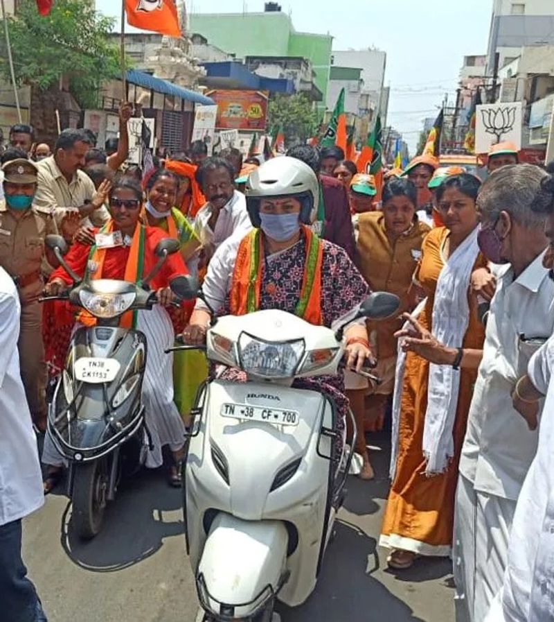 स्मृति ईरानी ने कहा कि तमिलनाडु को भी विकास में भागीदार बनाना है तो मतदाताओं को भाजपा प्रत्याशियों को जिताना होगा और अन्ना द्रमुक के नेतृत्व वाले गठबंधन को सत्ता सौंपनी होगी। गुजराती समाज की ओर से आयोजित उत्तर भारतीय समुदाय से मिलने के कार्यक्रम में ईरानी ने कहा कि कई साल पहले वह कमल हासन के साथ एक बहस में शामिल हुई थीं। हासन को अब वनाथि श्रीनिवासन के साथ विकास के मसलों पर बहस करनी चाहिए। उन्हें कोयंबटूर की समस्याओं और उनके निदान पर बात करनी चाहिए। 