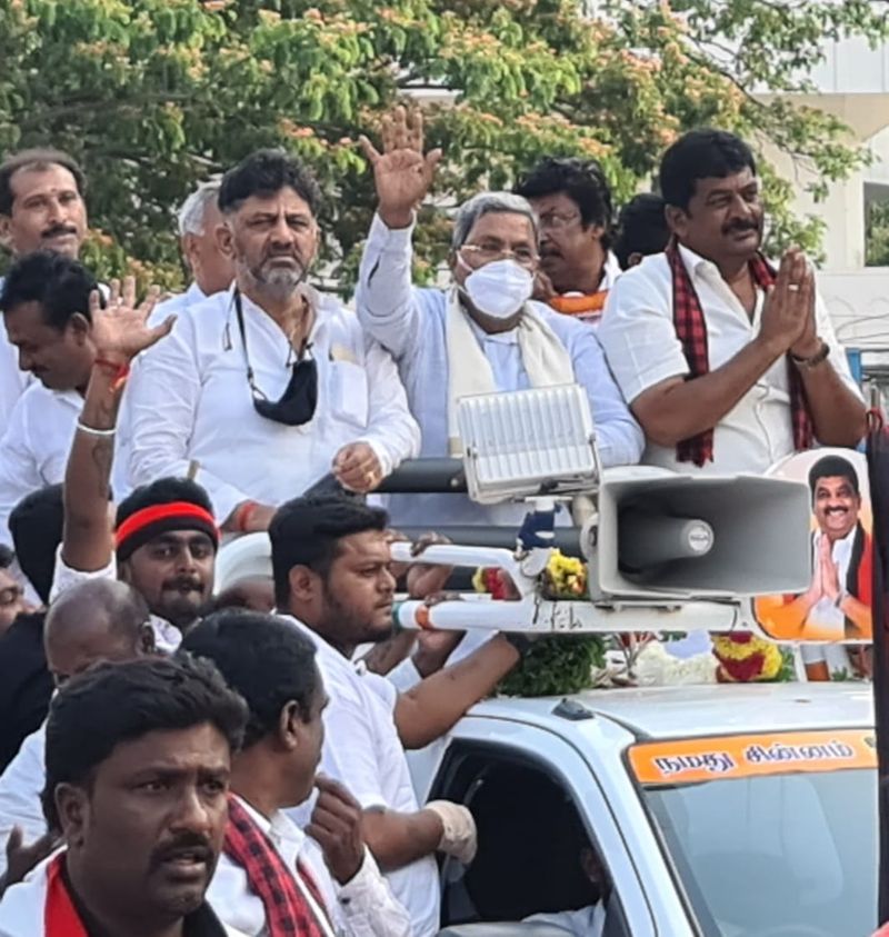 <p>ತಮಿಳುನಾಡಿನ ಹೊಸೂರು ವಿಧಾನಸಭೆ ಕ್ಷೇತ್ರದ ಬಾಗಲೂರಿನಲ್ಲಿ ಆಯೋಜಿಸಿದ್ದ ಚುನಾವಣಾ ಪ್ರಚಾರ ಸಭೆಯಲ್ಲಿ ಕಾಂಗ್ರೆಸ್ ಬೆಂಬಲಿತ ಡಿಎಂಕೆ ಅಭ್ಯರ್ಥಿ ವೈ. ಪ್ರಕಾಶ್ ಪರ ಹಾಗೂ ಥಳಿ ವಿಧಾನಸಭೆ ಕ್ಷೇತ್ರದ ಡೆಂಕಣಕೋಟೆಯಲ್ಲಿ ಕಾಂಗ್ರೆಸ್ ಬೆಂಬಲಿತ ಸಿಪಿಐ ಅಭ್ಯರ್ಥಿ ರಾಮಚಂದ್ರನ್ ಪರ ಹಾಗೂ ವೇಪನಪಲ್ಲಿ ಕ್ಷೇತ್ರಗಳಲ್ಲಿ ಮತ ಯಾಚಿಸಿದ್ದಾರೆ.</p>