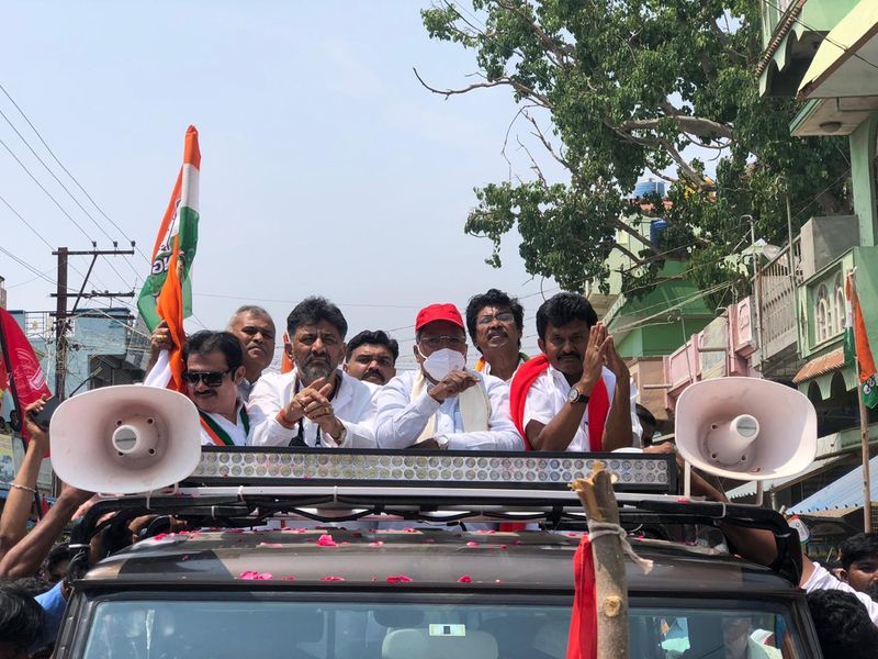 <p>ಡಿ.ಕೆ. ಶಿವಕುಮಾರ್ ಮಾತನಾಡಿ, ‘ಬಿಜೆಪಿಗೆ ಯಾವುದೇ ಕಾರ್ಯಕ್ರಮ, ಸಿದ್ಧಾಂತ ಇಲ್ಲ. ಬಿಜೆಪಿಯ ದುರಾಡಳಿತದ ಫಲವಾಗಿ ಬಡವರು, ದಲಿತರು, ಹಿಂದುಳಿದವರು, ಅಲ್ಪಸಂಖ್ಯಾತರು, ಮಧ್ಯಮ ವರ್ಗದವರು ಜೀವನ ನಡೆಸಲು ಆಗುತ್ತಿಲ್ಲ. ದರ ಏರಿಕೆಗಳಿಂದ ಜನ ಬೀದಿಗೆ ಬೀಳುವಂತಾಗಿದೆ. ಎಐಡಿಎಂಕೆ ಎಂದೂ ಬಿಜೆಪಿ ಜೊತೆ ಚುನಾವಣಾ ಸಂಬಂಧ ಇಟ್ಟುಕೊಂಡಿರಲಿಲ್ಲ. ಇದೀಗ ಸಿದ್ಧಾಂತಗಳನ್ನು ಗಾಳಿಗೆ ತೂರಿ ಕೋಮುವಾದಿ ಪಕ್ಷದ ಜೊತೆ ಕೈ ಜೋಡಿಸಿದ್ದಾರೆ. ಡಿಎಂಕೆ, ಕಾಂಗ್ರೆಸ್, ಸಿಪಿಐ, ಸಿಪಿಎಂ, ಮುಸ್ಲೀಂ ಲೀಗ್ ಎಲ್ಲರೂ ಸೇರಿ ಅವರಿಗೆ ತಕ್ಕ ಪಾಠ ಕಲಿಸಬೇಕು’ ಎಂದರು.</p>