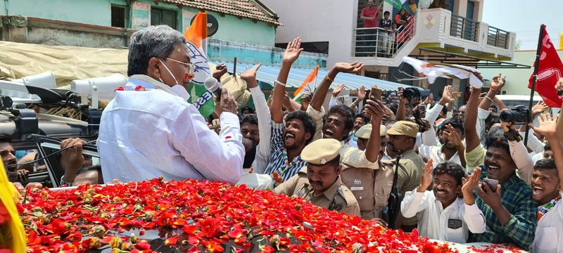 <p>ಈ ವೇಳೆ ಮಾತನಾಡಿದ ಸಿದ್ದರಾಮಯ್ಯ, ‘ಅಚ್ಛೇ ದಿನ್ ಬರುತ್ತದೆ ಎಂದು ಕಾಯುತ್ತಾ ಕೂರಬೇಡಿ. ಬಿಜೆಪಿ ಅವಧಿಯಲ್ಲಿ ಅಚ್ಛೇ ದಿನ್ ಎಂದಿಗೂ ಬರುವುದಿಲ್ಲ. ತಮಿಳುನಾಡಿನ ಜನತೆ ಈವರೆಗೆ ಬಿಜೆಪಿ ಪ್ರವೇಶಕ್ಕೆ ಅವಕಾಶ ಮಾಡಿಕೊಟ್ಟಿಲ್ಲ. ಅವರಿಗೆ ನಮೋ ನಮಃ. ಇದೀಗ ಎಐಎಡಿಎಂಕೆ ಹೆಗಲ ಮೇಲೆ ಕುಳಿತು ಬಿಜೆಪಿ ತಮಿಳುನಾಡಿನಲ್ಲಿ ಬೇರೂರಲು ಪ್ರಯತ್ನಿಸುತ್ತಿದೆ. ದ್ರಾವಿಡ ಚಳವಳಿ ಕೋಮುವಾದಿಗಳ ವಿರುದ್ಧವಾಗಿತ್ತು. ಆದರೆ ಎಐಎಡಿಎಂಕೆ ಅದೇ ಕೋಮುವಾದಿಗಳ ಜೊತೆ ಕೈ ಜೋಡಿಸಿದೆ. ಎಐಎಡಿಎಂಕೆ ಹಾಗೂ ಬಿಜೆಪಿಗೆ ಜನತೆ ತಕ್ಕ ಪಾಠ ಕಲಿಸಬೇಕು’ ಎಂದರು.</p>