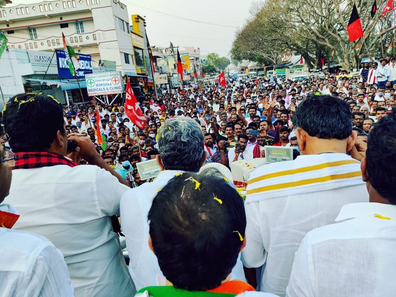 <p>ಈ ವೇಳೆ ಸಂಸದ ಚೆಲ್ಲಕುಮಾರ್, ಮಾಜಿ ಸಚಿವರಾದ ರಾಮಲಿಂಗಾರೆಡ್ಡಿ, ಜಮೀರ್ ಅಹಮದ್ಖಾನ್, ಎಚ್.ಎಂ. ರೇವಣ್ಣ ಸೇರಿದಂತೆ ಹಲವರು ಹಾಜರಿದ್ದರು.</p>