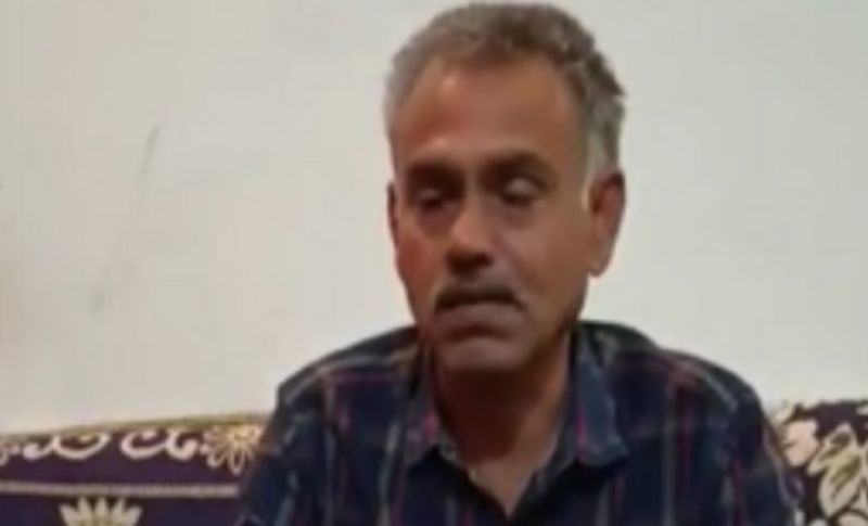 एक नेता के घर काट रहे थे फरारी
सूत्रों के मुताबिक जानकारी में सामने आया है कि हत्याकांड में आरोपी बनाए गए गोविंद सिंह पुलिस से बचने के लिए इटावा, औरैया और भिंड में रह रहे थे। सरेंडर किए जाने से पहले वह एक राजनेता के यहां ठहरे हुए थे। कोर्ट की फटकार के बाद पुलिस और राज्य की सरकार, BSP विधायक पर पति को सरेंडर कराने का दबाव बना रही थी। वहीं आरोपी का भी छिपना भी भारी पड़ रहा था। प्रदेश में अन्य जिलें में छिपाना विधायक रामबाई को मुश्किल हो रहा था। इसलिए एक योजना के तहत विधायक ने अपने पति को भिंड में सरेंडर कराना उचित समझा।
