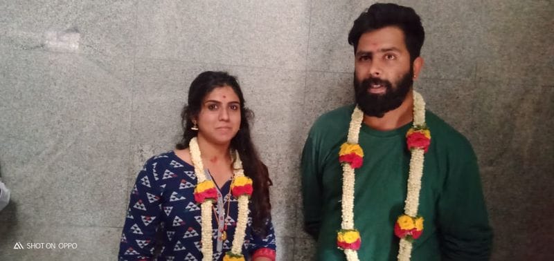 <p>ಮಾರ್ಚ್ 28, 2021ರಂದು ಬೆಂಗಳೂರಿನ ಗಣಪತಿ ದೇವಸ್ಥಾನದಲ್ಲಿ ಸರಳವಾಗಿ ಮದುವೆ ನಡೆದಿದೆ.</p>