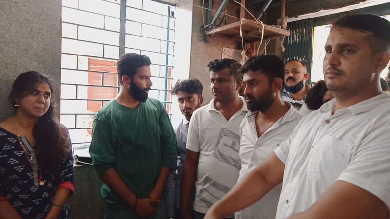 <p>ಕೆಲವು ಮೂಲಗಳ ಪ್ರಕಾರ ಯುವಕ ಅರ್ಜುನ ಅವರ ಮನವೊಲಿಸಿ, ಸರಳವಾಗಿ ಮದುವೆ ಮಾಡಿಸಲಾಗಿದೆ ಎನ್ನಲಾಗಿದೆ. </p>