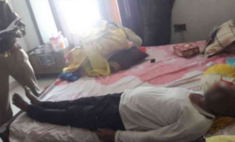 दरअसल, यह दिल दहल देने वाली घटना रविवार सुबह बीकानेर के धोबी तलाई क्षेत्र में सामने आई। जहां शौकत नाम के बुजुर्ग शख्स ने अपनी बड़ी बेटी जोनिया (35) के साथ जहर खा लिया। कुछ देर बाद दोनों ने तड़प-तड़पकर दम तोड़ दिया। वहीं कुछ देर बाद छोटी बेटी बबली (32) ने अपने हाथ की नसें काट ली। उसे गंभीर अवस्था में शहर के पीबीएम अस्पताल के ट्रॉमा सेंटर में भर्ती कराया गया है।(प्रतीकात्मक फोटो)