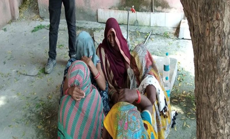 थानाधिकारी मनोज माचरा ने बताया कि बाप-बेटी का शव मोर्चरी में रखवा दिया गया है। पोस्टमार्टम के बाद परजिनों को सौंप दिया जाएगा। वहीं दूसरी बेटी को ट्रॉमा सेंटर में भर्ती करा दिया गया है। फिलहाल यह पता नहीं चल सका है कि परिवार ने यह कदम क्यों उठाया। बबली को होश आने के बाद उसके बयान में पता चल सकेगा कि उन्होंने आत्महत्या क्यों की। (प्रतीकात्मक फोटो)