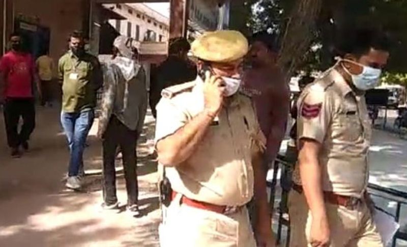 पुलिस को मामले की जानकारी देते हुए पड़ोसियों ने बताया कि काफी देर होने के बाद भी जब शौकत के घर का दरवाजा नहीं खुला तो हमे कुछ शक हुआ। वहां जाकर देखा तो उसका बेटी के साथ शव पड़ा हुआ था। जबकि दूसरी बेटी भी खून से लथपथ अवस्था और बेसुध हालत में पड़ी थी। इसके बाद पुलिस को सूचना देकर मौके पर बुलाया गया।