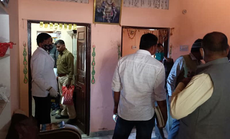 बता दें कि शौकत अपनी पत्नी की हत्या में आरोपी था, वह कुछ दिन पहले ही जेल से बाहर आया हुआ था। वहीं उसकी दोनों बेटियों की शादी हो चुकी हैं, लेकिन वह अपने ससुराल में ना रहकर पिता के साथ रह रही थीं। बेटियों के घर पर होने और खुद पर लगे पत्नी के हत्या के आरोपों के चलते तनाव में था। (प्रतीकात्मक फोटो)