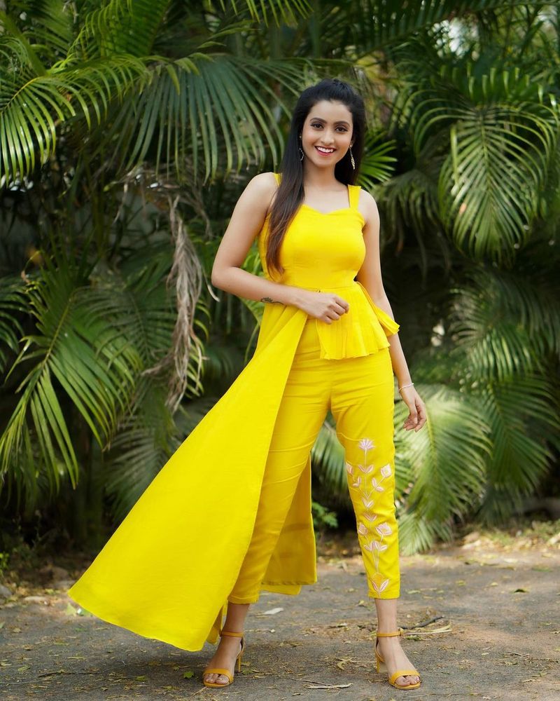 ప్రస్తుతం దీపికా పిల్లి గ్లామర్ ఫోటోలు తెగ వైరల్ అవుతున్నాయి. అందాలు ఆరబోయనప్పటికీ చూడ్డానికి యువరాణిలా ఉన్నావంటున్నారు నెటిజన్లు. మొత్తంగా సెక్సీ యాంకర్ రష్మీని మించిపోతుందీ భామ. క్యూట్ అందాలతో మెస్మరైజ్ చేస్తుంది.