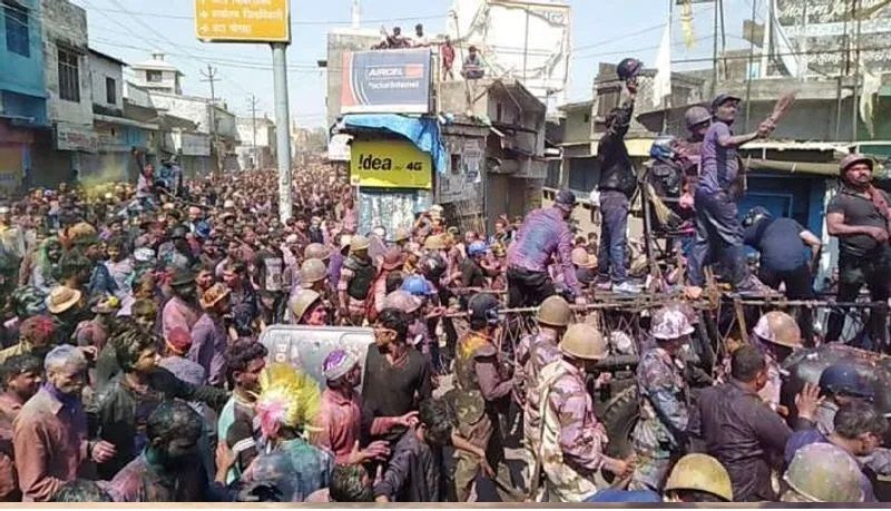 बैलगाड़ी पर बैठे लाट साहब पर लोग जूता और झाड़ू मारने के बाद लोग अपना आक्रोश निकालते हैं। इसकी मानीटरिंग डीएम और एसपी स्वयं करते हैं।(फाइल फोटो)
